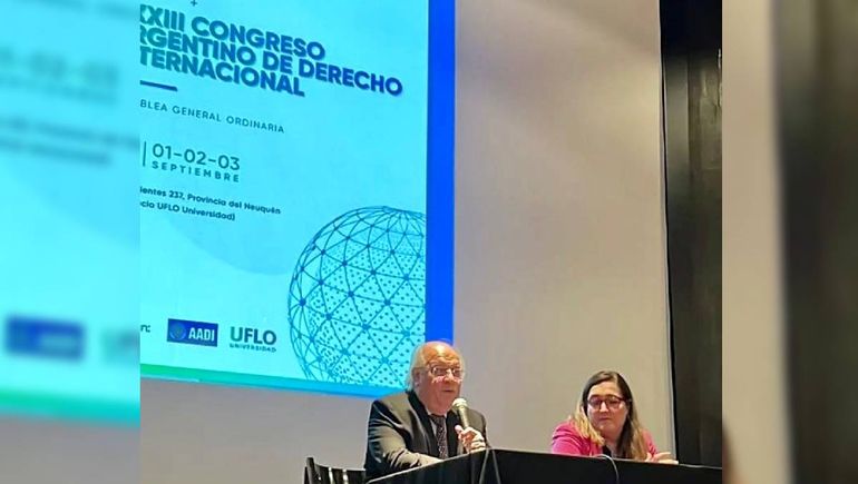 La doctora Laura Serrano junto a Marcelo Iñiguez, presidente del Colegio de Abogados de Neuquén, en el XXXIII Congreso Argentino de Derecho Internacional, en un encuentro de catedráticos argentinos. La doctora Laura Serrano junto a Marcelo Iñiguez, presidente del Colegio de Abogados de Neuquén, en el XXXIII Congreso Argentino de Derecho Internacional, en un encuentro de catedráticos argentinos.