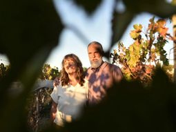Alejandro Beckmann y Daniela Krumrick, fundadores de Principios & Finales,entre vides en Plaza Huincul, Neuquén. Alejandro Beckmann y Daniela Krumrick, fundadores de Principios & Finales,entre vides en Plaza Huincul, Neuquén.
