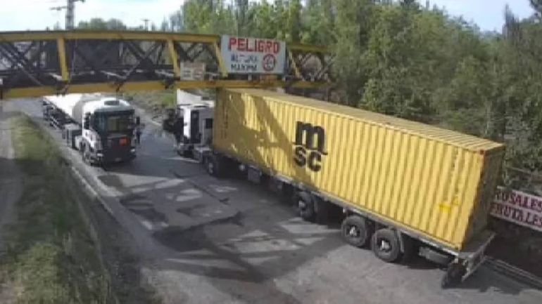 El camión no pasó bajo el puente ferroviario pese a realizar diversas maniobras.