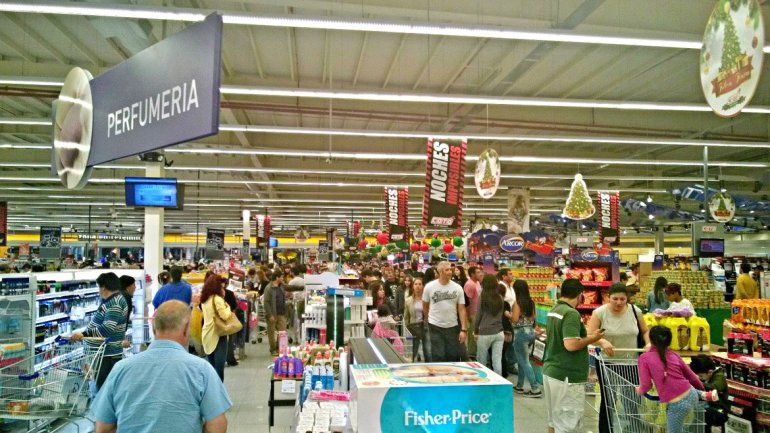 Comprar y comprar. Con el cobro del aguinaldo se espera que los supermercados de la ciudad se llenen de consumidores.