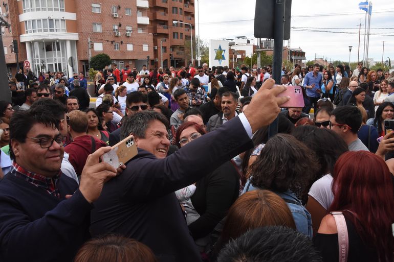El apoyo con camionetas de CALF y los gestos de campaña