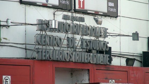 Los dos alumnos del video eran compañeros en el Instituto River Plate.