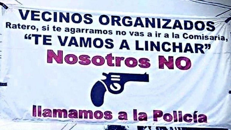 Los vecinos de La Casona de Plottier no saben qué más hacer para zafar de los robos. Hay un auto negro sospechoso merodeando en el barrio.
