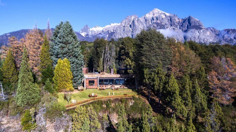 Frenan la producción a reconocida cervecería por extraer agua y contaminar un lago 