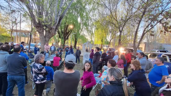 Vecinos de La Herradura de Plottier reunidos con el intendente Luis Bertolini. 