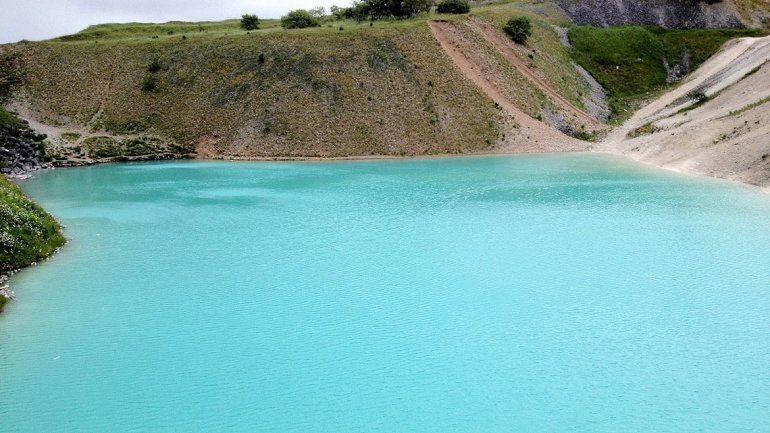 Parece una laguna azul y es puro tóxico