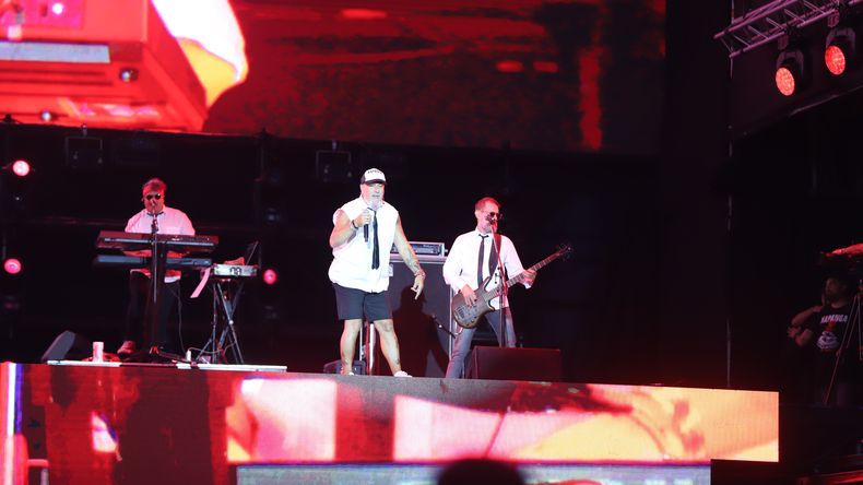 El mono de Kapanga bebió agua del Limay, volvió a Neuquén y la rompió en la Fiesta de la Confluencia | LM Neuquen El mono de Kapanga bebió agua del Limay, volvió a Neuquén y la rompió en la Fiesta de la Confluencia