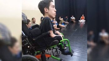 Julián sufre una enfermedad degenerativa. Requiere una silla de ruedas especial y no se la dan.