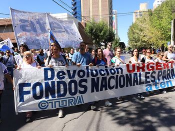 bono y devolucion a docentes: cobran los estatales de neuquen
