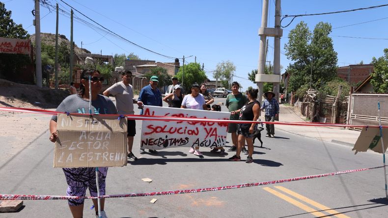 Vecinos de Villa Ceferino se manifiestan por falta de agua. | LM Neuquen Vecinos de Villa Ceferino se manifiestan por falta de agua.