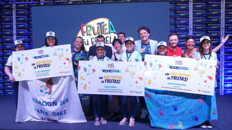 A la derecha, las docentes del Jardín de Infantes 53 de San Martín de los Andes, durante la entrega del premio del certamen en Buenos Aires, junto con sus colegas de las otras escuelas premiadas. 