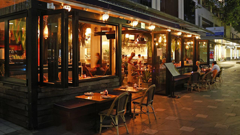 las polemicas reglas de un bar: clientes sin tatuajes, ropa cara, ni joyas las polemicas reglas de un bar: clientes sin tatuajes, ropa cara, ni joyas