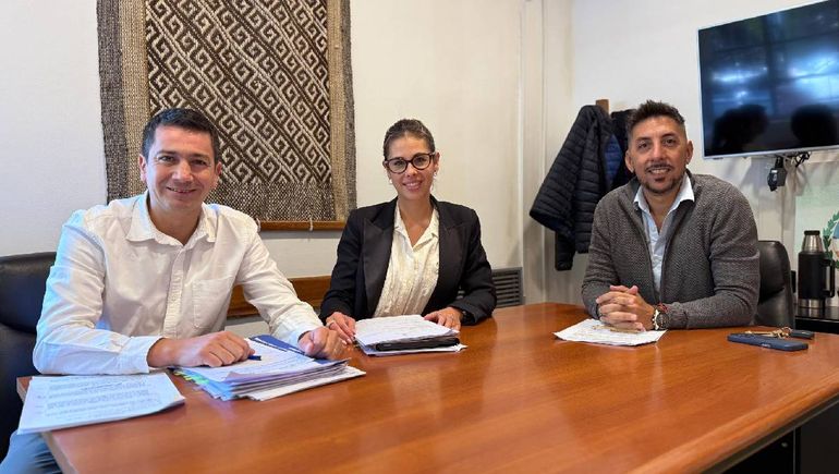 Mario Moya (presidente del EPEN), Agustina Barahona (representante del Poder Ejecutivo en el EPEN) y Mario Chiappe (representante de los trabajadores en el EPEN). Mario Moya (presidente del EPEN), Agustina Barahona (representante del Poder Ejecutivo en el EPEN) y Mario Chiappe (representante de los trabajadores en el EPEN).