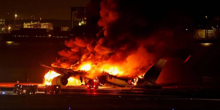 Un avión de la se incendió en una pista del aeropuerto internacional de Tokio Haneda