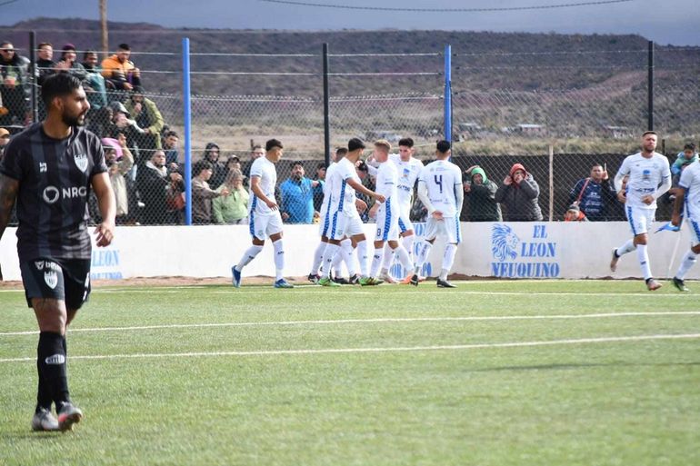 Estévez festeja el gol de Deportivo Rincón a los 2 minutos de partido. Fotos: Miguel Huentecol