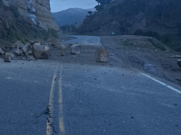 La Ruta Nacional 242 se encuentra con calzada reducida por un derrumbe.