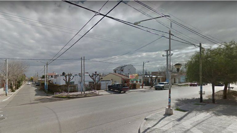 A mano armada, robaron cuatro mil pesos y bebidas de un mercado y escaparon a los tiros