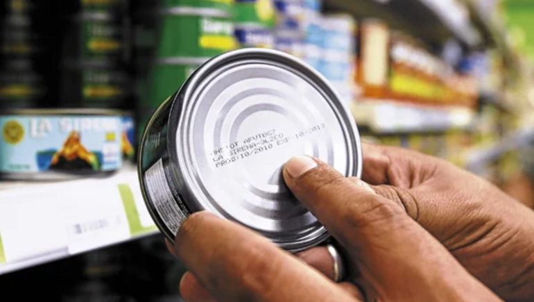 Alimentos vencidos no siempre implican riesgo: el criterio sensorial resulta clave antes de descartar.