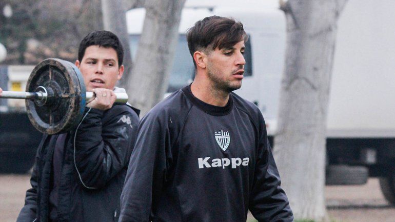 De la Fuente completó su primera práctica en el Albinegro.