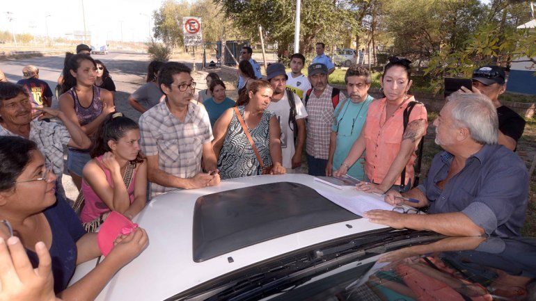 El bloqueo de la ruta en Parque Industrial duró 10 horas. Los vecinos que usurparon tierras en el Cañadón de las Cabras serán recibidos por el Gobierno.