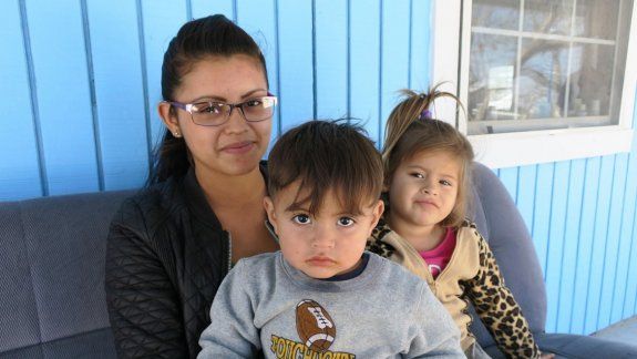 Iris Evelyn escapó de su novio pandillero junto con sus hijos, Justin y Mónica, de 2 y 5 años. Caminó y caminó hasta llegar a la frontera. Hoy la separan 20 metros de Estados Unidos.