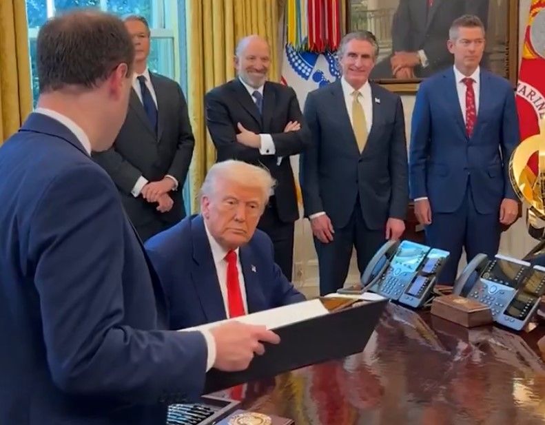 Donald Trump, antes de firmar el decreto que relaja las restricciones sobre la regulación del flujo de agua en las duchas.