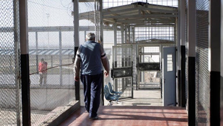 Mató a dos mujeres y lo mandan a casa por ser hipertenso