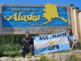 Ale y Nacho con la bandera de Cipo que los acompañó en cada kilómetro a bordo de la Kangoo.