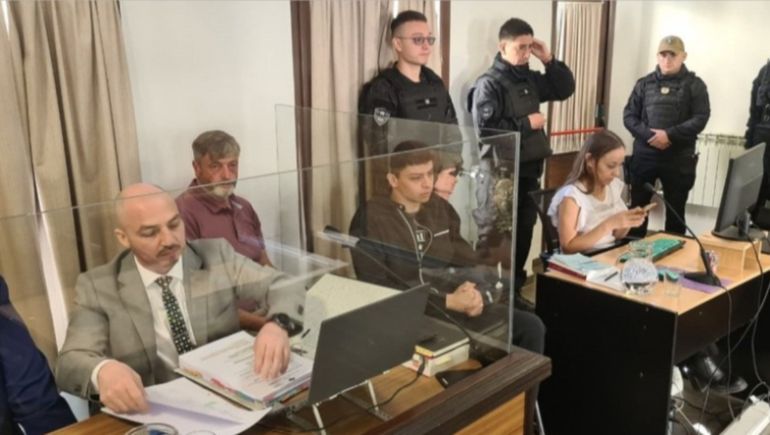 Ivar Martens (centro, de campera negra), en una de las audiencias del juicio: está en silla de ruedas como consecuencias del accidente y por eso tiene el beneficio de prision domiciliaria. Ivar Martens (centro, de campera negra), en una de las audiencias del juicio: está en silla de ruedas como consecuencias del accidente y por eso tiene el beneficio de prision domiciliaria.