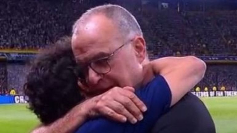 Marcelo Bielsa y Pablo Aimar se fundieron en un abrazo.