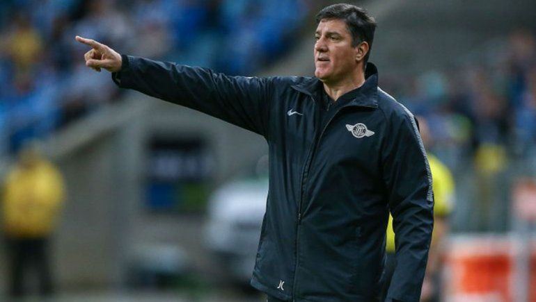 Versiones cruzadas sobre la salud del entrenador argentino José Chamot