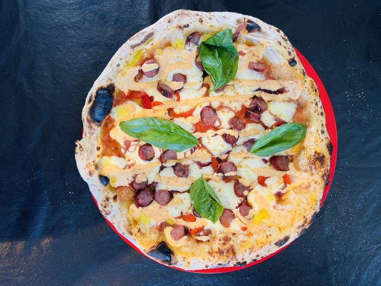 Pizza Chili, una de las preferidas con salchicha parrillera y un alioli con un picor justo. Pizza Chili, una de las preferidas con salchicha parrillera y un alioli con un picor justo.