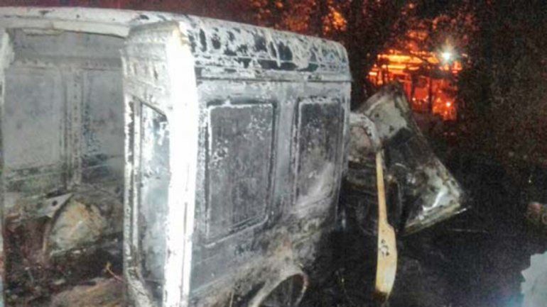 Hasta una camioneta se quemó en la vivienda del barrio Limay.