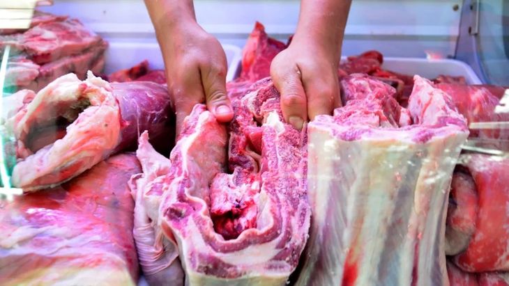 El asado alcanzó los $16.852 por kilo en el país y tocó un récord en dólares, pero en la Patagonia cuesta menos gracias a una mayor oferta de carne.