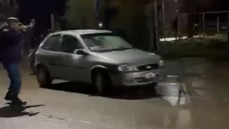 Conductor borracho atropelló a una policía, chocó y volcó