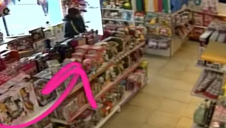 En el video difundido por la juguetería de Comodoro Rivadavia se ve la velocidad con la que el ladrón se guarda los artículos entre la ropa y sale del local como si nada.&nbsp;