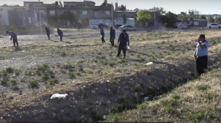 El rastrillaje del domingo en el descampado de Puerto Madryn en el que encontraron a la víctima con una puñalada en el pecho.  