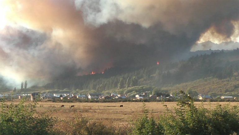 Incendios: Neuquén envía ayuda para combatir el desastre en Lago Puelo