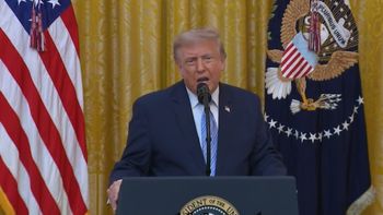 Donald Trump sancionó a un técnico que ganaba miles de dólares apostando con sus discursos. Donald Trump sancionó a un técnico que ganaba miles de dólares apostando con sus discursos.