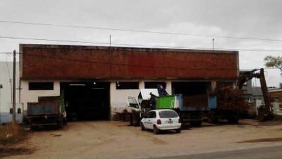 El corralón municipal donde trabaja el hombre violado por sus compañeros. De espaldas, la víctima, quien denunció el hecho por TV. La imagen de la Municipalidad de Chascomús.