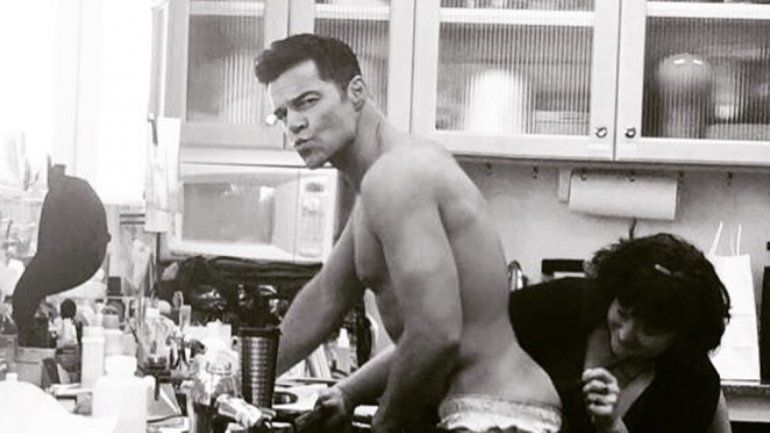 El cantante se tomó con humor la postal de la actriz.