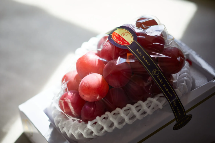 Esta canastilla de uva de unos 700 gramos se vende al público en tiendas especializadas a unos 5.000 dólares. En subastas, las que presenta excelencia en calidad, superan los 10.000 dólares. Esta canastilla de uva de unos 700 gramos se vende al público en tiendas especializadas a unos 5.000 dólares. En subastas, las que presenta excelencia en calidad, superan los 10.000 dólares.