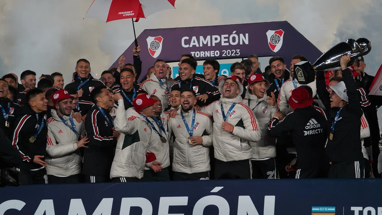Victoria y festejo: River le ganó a Racing y recibió el trofeo de campeón