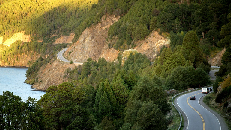 El asfalto sinuoso de la Ruta de los Siete Lagos acompaña un paisaje natural único. El asfalto sinuoso de la Ruta de los Siete Lagos acompaña un paisaje natural único.