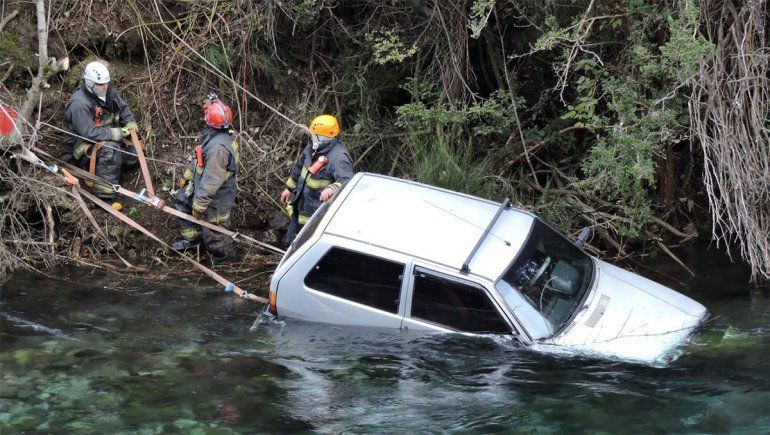 Accidente y milagro: un auto cayó en el río Correntoso