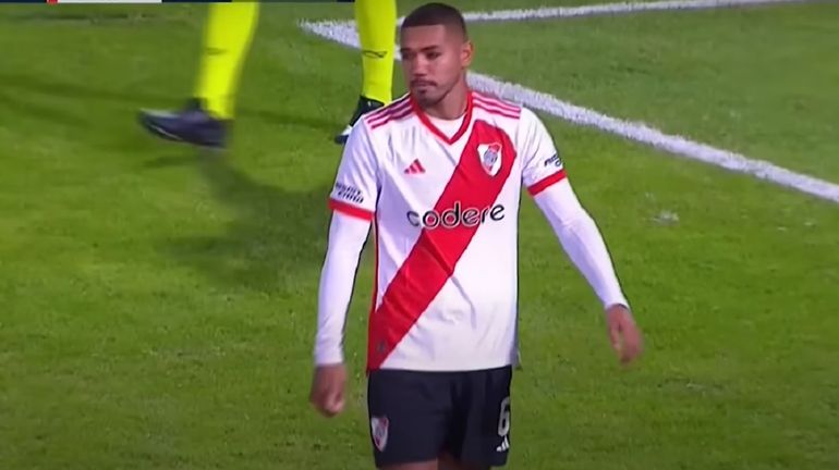 Héctor David Martínez después de errar el penal que significó la eliminación de River.&nbsp;