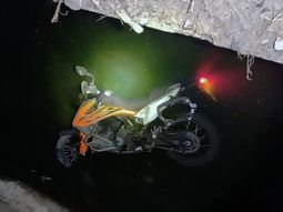 El vehículo había sido robado en Neuquén y apareció en un desagüe cercano a la rotonda de la Ruta 151. El vehículo había sido robado en Neuquén y apareció en un desagüe cercano a la rotonda de la Ruta 151.