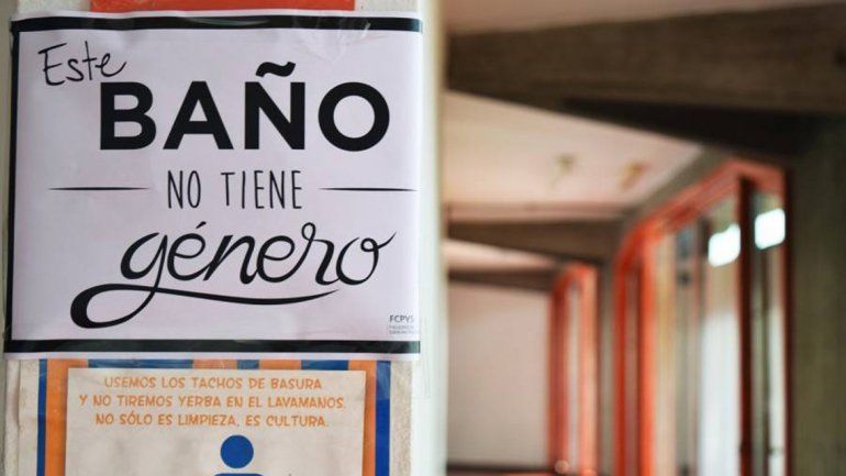 Baños unisex en la Universidad Nacional de Cuyo.