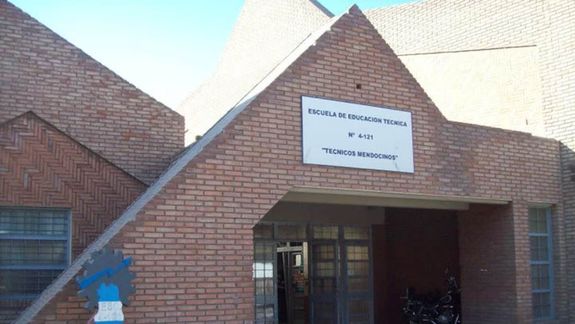 El adolescente que llevó un arma a una escuela de Mendoza fue reducido por la policía.