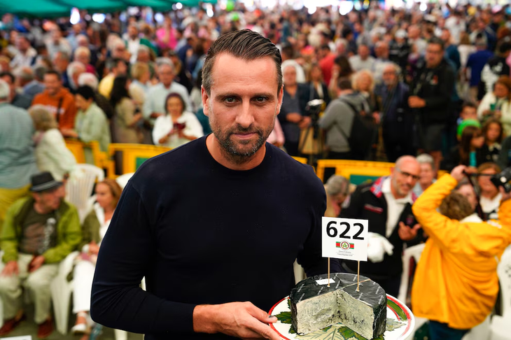 Representante de El Llagar de Colloto con el anterior queso cabrales más caro del mundo en 2023. (EFE/Paco Paredes) Representante de El Llagar de Colloto con el anterior queso cabrales más caro del mundo en 2023. (EFE/Paco Paredes)